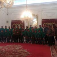 presiden-jokowi-jamu-timnas-sepak-bola-indonesia-makan-siang-di-istana