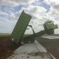 truk-menjungkit-10-penerbangan-di-bandara-soetta-terganggu