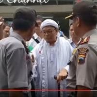 polisi-ini-marahi-tokoh-fpi-sragen-saat-sweeping-atribut-natal