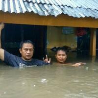 100-ribu-orang-terdampak-banjir-di-ntb-sebagian-ditampung-di-lantai-dua-masjid-masji