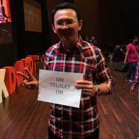 kena-iseng-relawan-ahok-pegang-kertas-bertuliskan--om-telolet-om