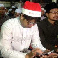 datang-ke-haul-gus-dur-pria-ini-pakai-topi-santa