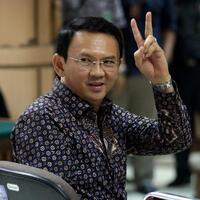 ahok-ke-anggota-acta-pose-2-jari-itu-victory
