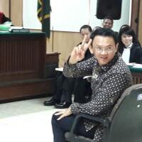 aksi-quotcolonganquot-ahok-jelang-dan-usai-sidang