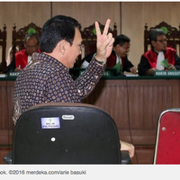 salam-dua-jari-di-sidang-ahok-mau-dilaporin-lagi-ke-polisi