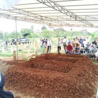 dodi-dikebumikan-berdampingan-dengan-dua-anaknya