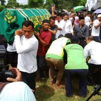 tangis-dan-salawat-iringi-pemakaman-korban-penyekapan-di-pulomas