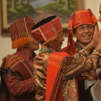beri-sk-hutan-adat-jokowi-dihadiahi-ulos-dari-warga-batak