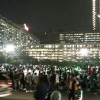 masyarakat-antusias-rayakan-pergantian-tahun-di-bundaran-hi