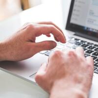 komisi-i-dpr-minta-pemerintah-tak-terlalu-reaktif-hadapi-berita-hoax