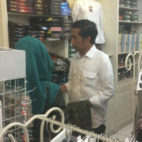 jokowi-beli-sarung-di-plaza-pekalongan-usai-hadiri-maulid-nabi
