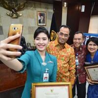 tolong-lansia-pramugari-garuda-dapat-penghargaan-menhub