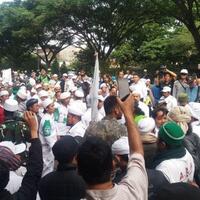 hari-ini-imam-fpi-habib-rizieq-akan-diperiksa-polisi-massa-padati-polda-jabar
