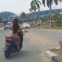 wanita-ini-nekat-berkendara-tanpa-busana-di-bandara-supadio