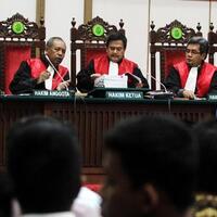 hakim-tegur-saksi-polisi-di-sidang-ahok-jangan-ketawa-ketawa