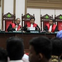 hakim-semprot-polisi-yang-tertawa-saat-bersaksi