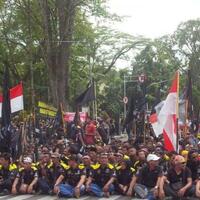 ribuan-orang-berpakaian-serba-hitam-padati-halaman-gedung-sate-pagi-ini