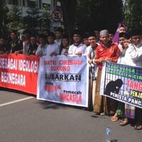 ribuan-orang-di-bandung-tuntut-pembubaran-fpi