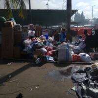 pedagang-pasar-senen-masih-nekat-selamatkan-barang-dagangan