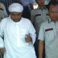 novel-fpi-jadi-pengacara-pembawa-bendera-bertulisan-arab