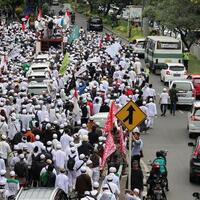 sebelum-ke-polda-massa-fpi-akan-salat-duha-berjamaah-di-al-azhar
