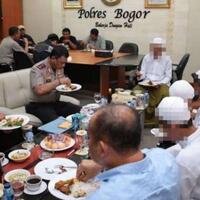 kapolda-jawa-barat-makan-bersama-tersangka-perusakan-gmbi