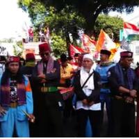 jawara-betawi-kawal-pendukung-habib-rizieq-menuju-polda-metro
