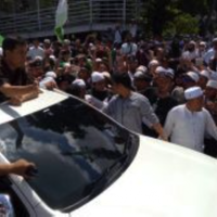 munarman-fpi-naik-mobil-mewah-pajero-sport-ke-mapolda-metro-jaya