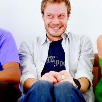 5-tips-jitu-menyamarkan-suara-kentut-buat-yang-hobi-kentut