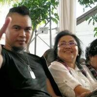 ahmad-dhani-kw-pose-salam-dua-jari-di-posko-ahok-djarot