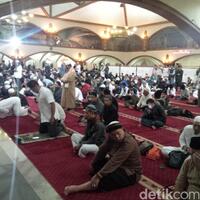 massa-berdatangan-ke-masjid-pusdai-bandung-untuk-salat-subuh