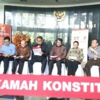 pimpinan-mk-sulit-hubungi-patrialis-akbar