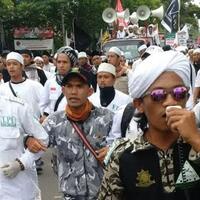 geruduk-gedung-sate-massa-tolak-habib-rizieq-diproses-hukum
