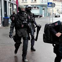 800-polisi-austria-gerebek-masjid-buru-ulama-garis-keras