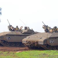 pic-namer-heavy-apc-israel-dengan-trophy-aps