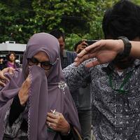 jenguk-suami-di-tahanan-istri-patrialis-akbar-tolak-bicara