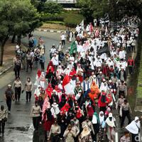 saat-massa-fpi-asyik-foto-dengan-polwan-berhijab-di-mapolda-metro