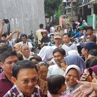 blusukan-di-lubang-buaya-ahok-disambut-antusias-warga