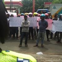 mahasiswa-di-bangkalan-gelar-aksi-lakban-mulut-untuk-desak-bupati-mundur