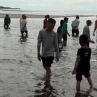 polisi-dan-tentara-berjaga-di-pantai-dusun-muara-usai-isu-adanya-harta-karun