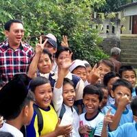 ahok-tepis-berkampanye-di-lubang-buaya-tapi-timnya-bagi-bagi-kartu-nama-dan-buku