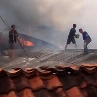 puluhan-rumah-di-kapuk-ludes-terbakar