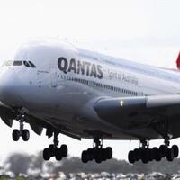 seorang-penumpang-coba-buka-pintu-pesawat-saat-terbang-di-ketinggian-12000-meter