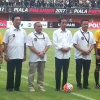 buka-piala-presiden-jokowi-berkeliling-lapangan-bagikan-bola-kepada-supporter