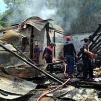 rumah-dan-gudang-milik-rahmah-ludes-terbakar