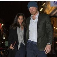 pangeran-harry-tertangkap-kamera-gandeng-sang-pacar-meghan-markle