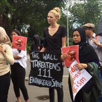 demo-anti-trump-merembet-ke-jakarta-wna-protes-di-depan-kedubes-amerika