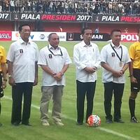 buka-piala-presiden-jokowi-berkeliling-lapangan-bagikan-bola-kepada-supporter