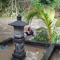 wayan-gede-berenang-cari-ayamnya-yang-hanyut