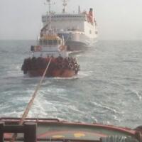 kehabisan-bbm-kapal-km-mutiara-sentosa-i-ditarik-ke-pelabuhan-tanjung-perak